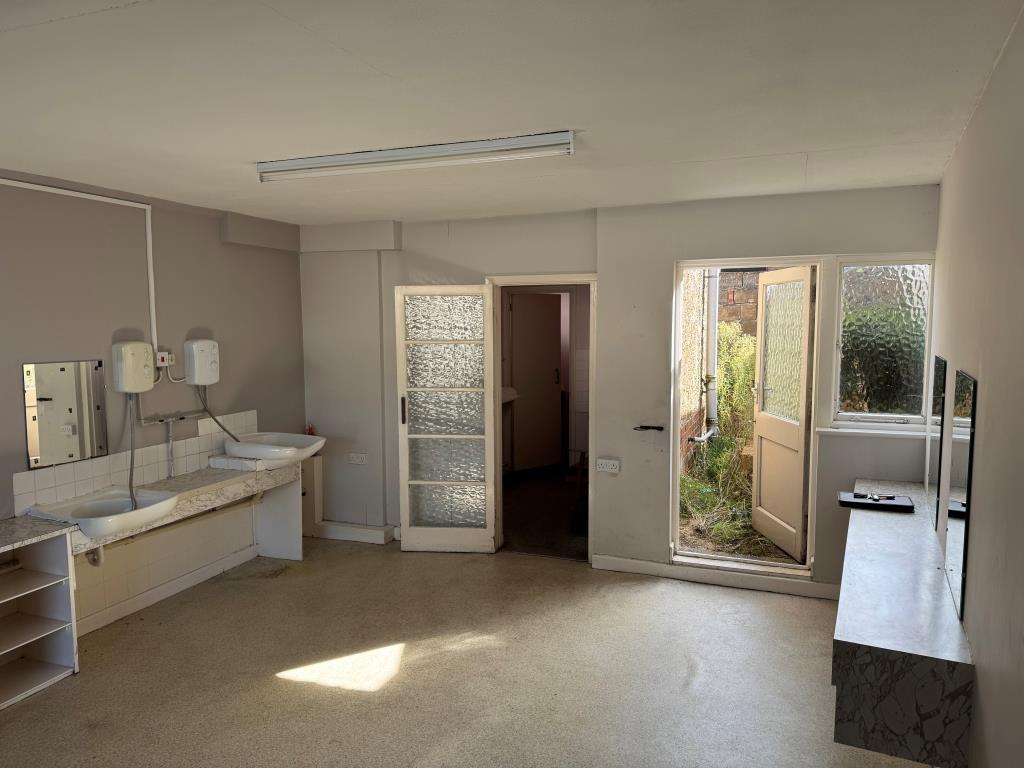 Lot: 20 - FORMER HAIRDRESSING SALON WITH POTENTIAL - Reverse View of the Main Trading Area